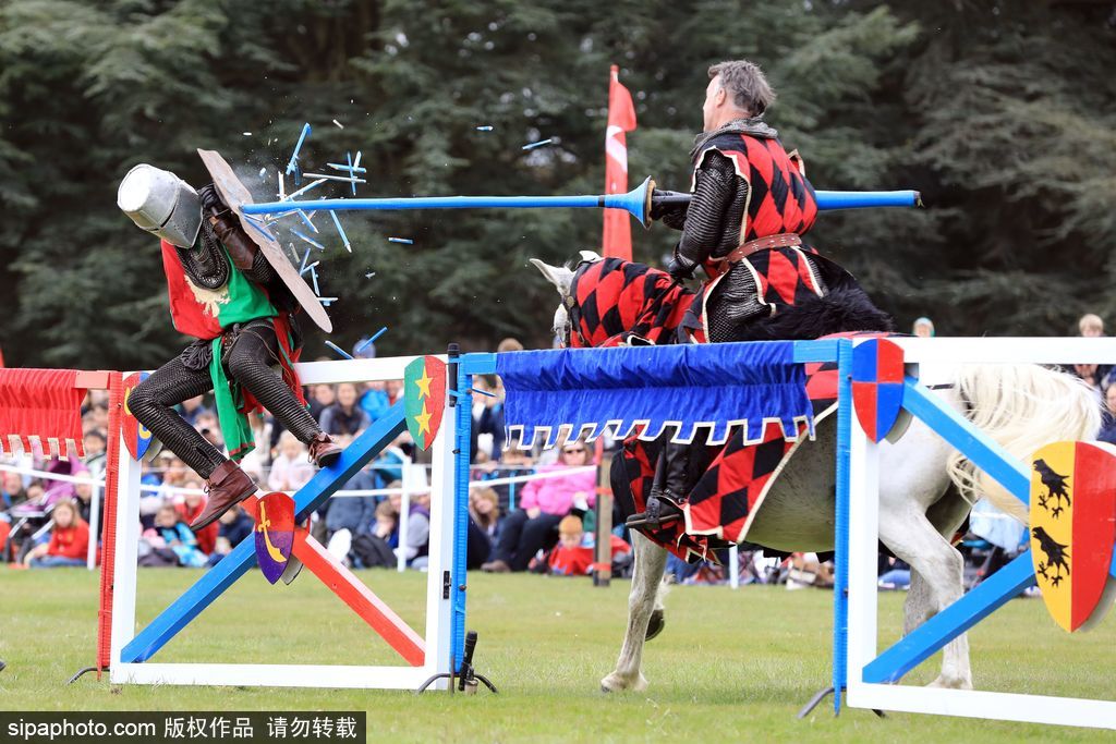 英國春季騎士節再度上演中世紀對決 服飾花哨復古趣味十足