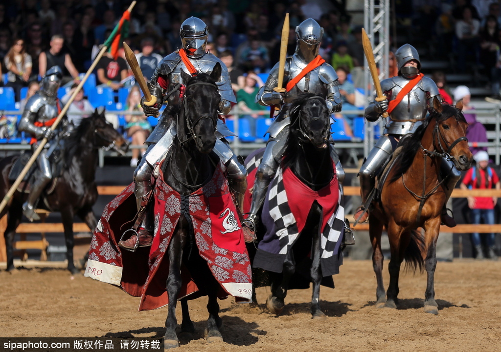 莫斯科舉行國際騎士節(jié) 全副武裝重現(xiàn)“中世紀(jì)”戰(zhàn)斗場(chǎng)景