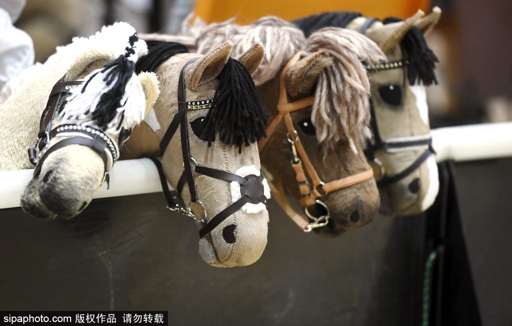 芬蘭舉行“霍比”賽馬錦標賽 萌娃抱馬頭玩偶參賽歡樂不斷