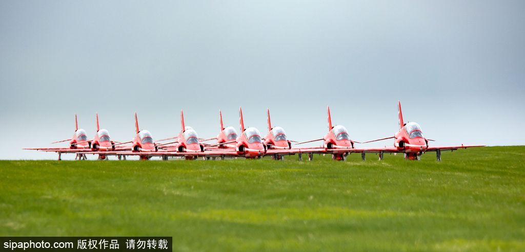 英國(guó)紅箭特技飛行隊(duì)編隊(duì)訓(xùn)練 馳騁藍(lán)天高空炫技震撼人心