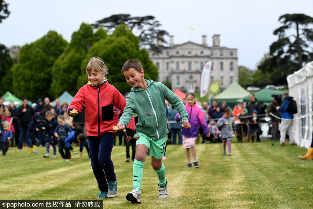腐國人民真歡樂！多塞特郡舉行扔面包比賽