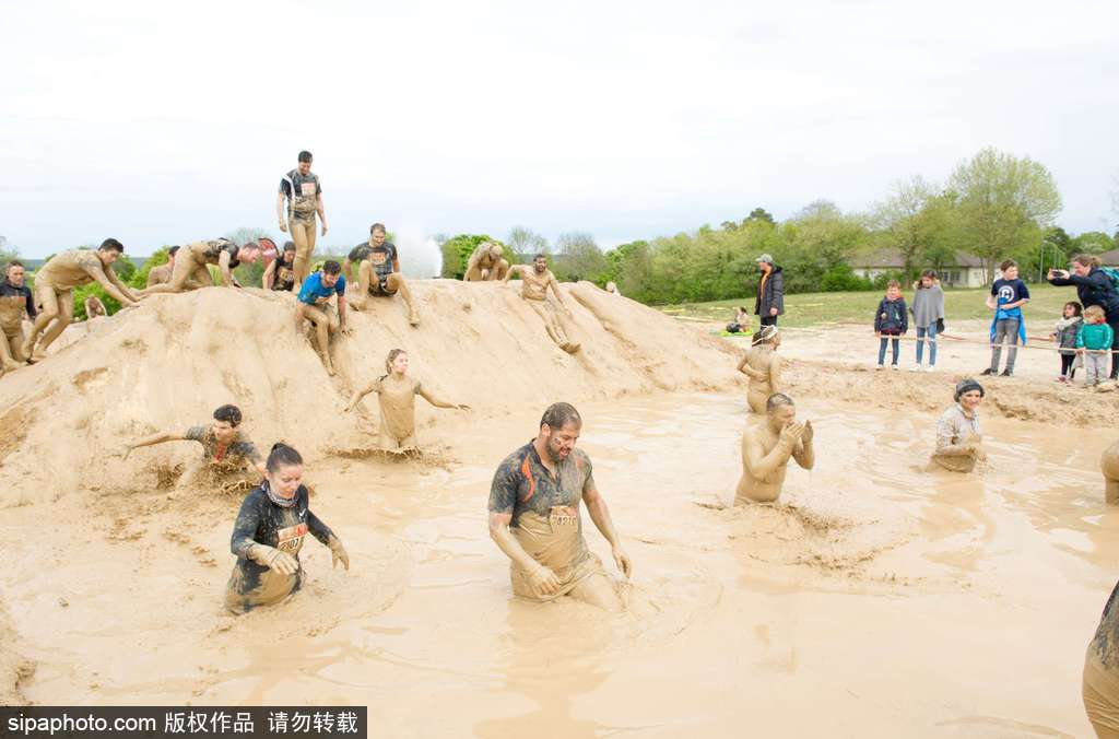 比比誰更臟！法國泥漿日參賽選手變身“泥人”摸爬滾打嗨翻天