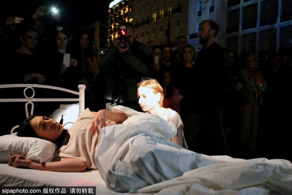 行為藝術？ 兩名女性希臘憲法廣場當街“表演”睡覺