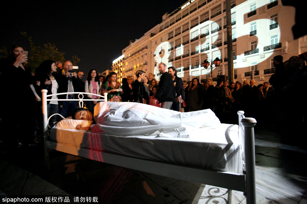 行為藝術(shù)？ 兩名女性希臘憲法廣場(chǎng)當(dāng)街“表演”睡覺