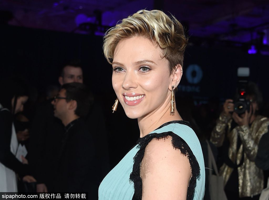 斯嘉麗·約翰遜薄荷藍美裙出席派對 干練短發氣質超好