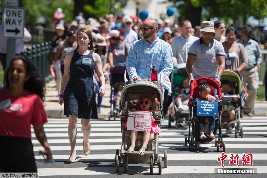 美國父母推嬰兒車游行 呼吁關(guān)注兒童成長環(huán)境