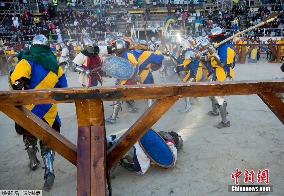 中世紀(jì)格斗世錦賽舉行 選手著盔甲變戰(zhàn)斗民族