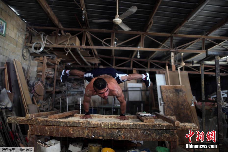 隨時(shí)隨地秀肌肉 加沙男子展示街頭健身技巧