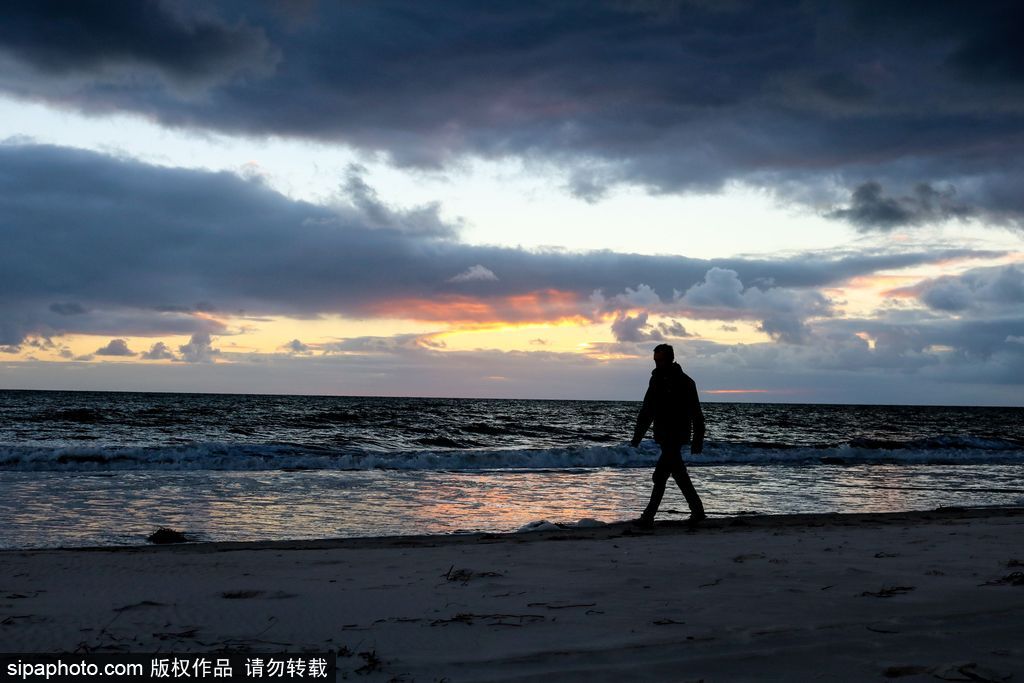 澳大利亞海岸現唯美日落 烏云壓境如末日大片