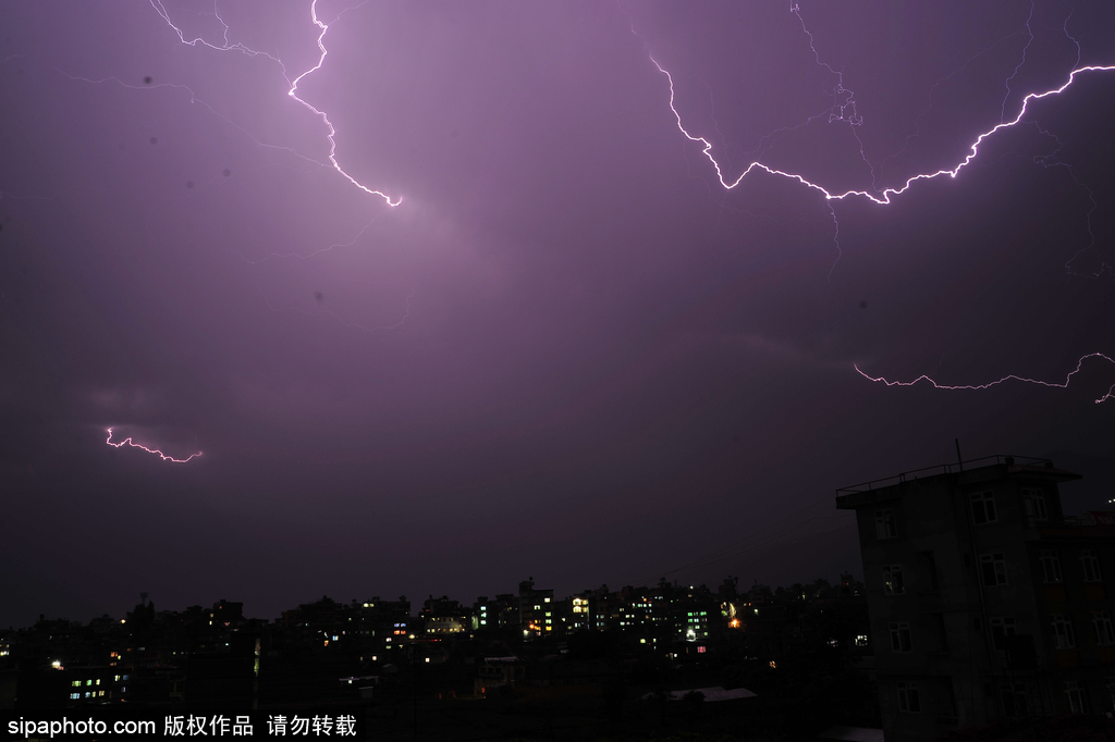 尼泊爾夜晚天空現(xiàn)紫色閃電 直劈天際