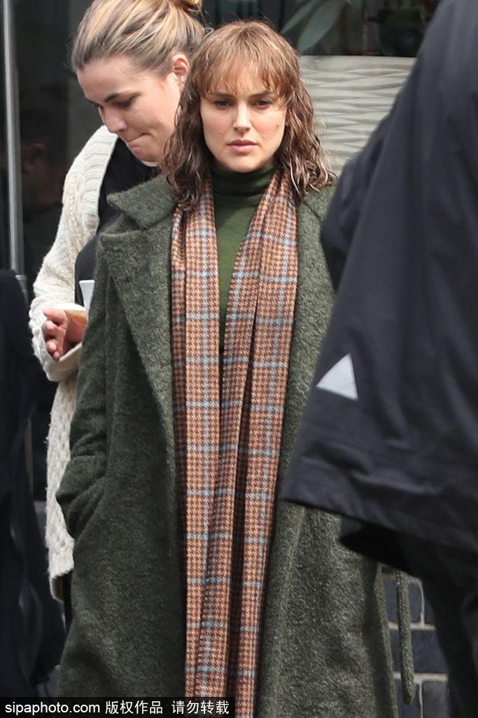 娜塔麗·波特曼產后現身拍電影 裹大衣遮身材面部略憔悴