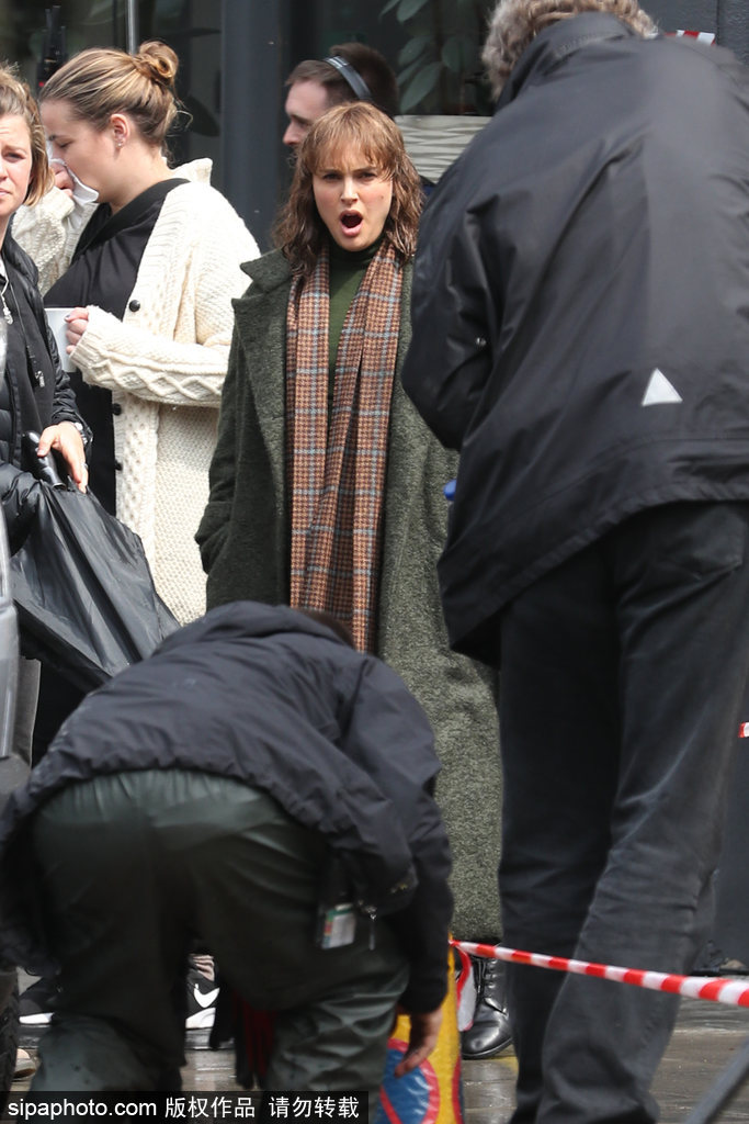 娜塔麗·波特曼產(chǎn)后現(xiàn)身拍電影 裹大衣遮身材面部略憔悴