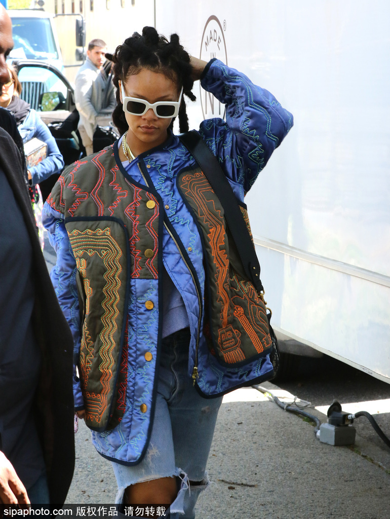 蕾哈娜潮裝現身片場 戴金鏈子表情冷酷