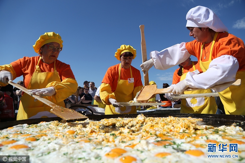 俄羅斯舉辦地區(qū)間文化節(jié) 民眾大鍋攤雞蛋挑戰(zhàn)紀(jì)錄（組圖）