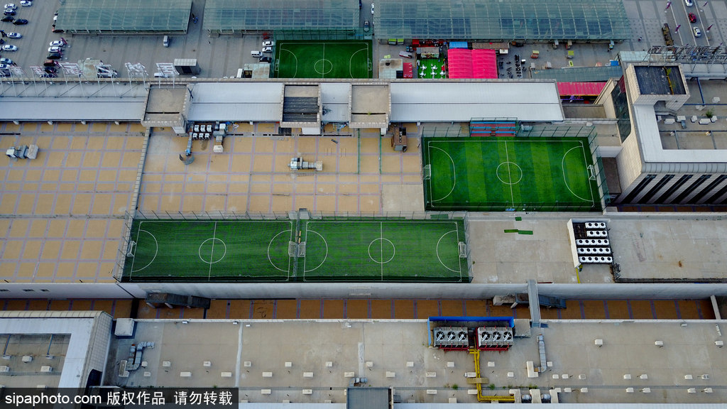 航拍沈陽一商場竟有三個足球場 樓頂踢球刺激拉風