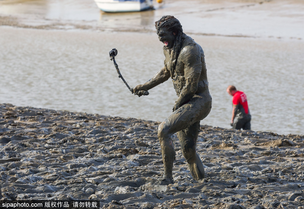 城會玩！英國公園上演滾泥巴大賽 妹子、硬漢泥地摸爬滾打