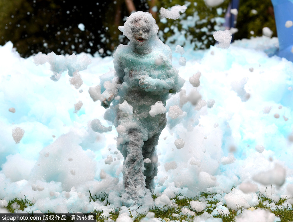 重回童年！英國舉行五彩泡泡跑 體驗最開心五公里