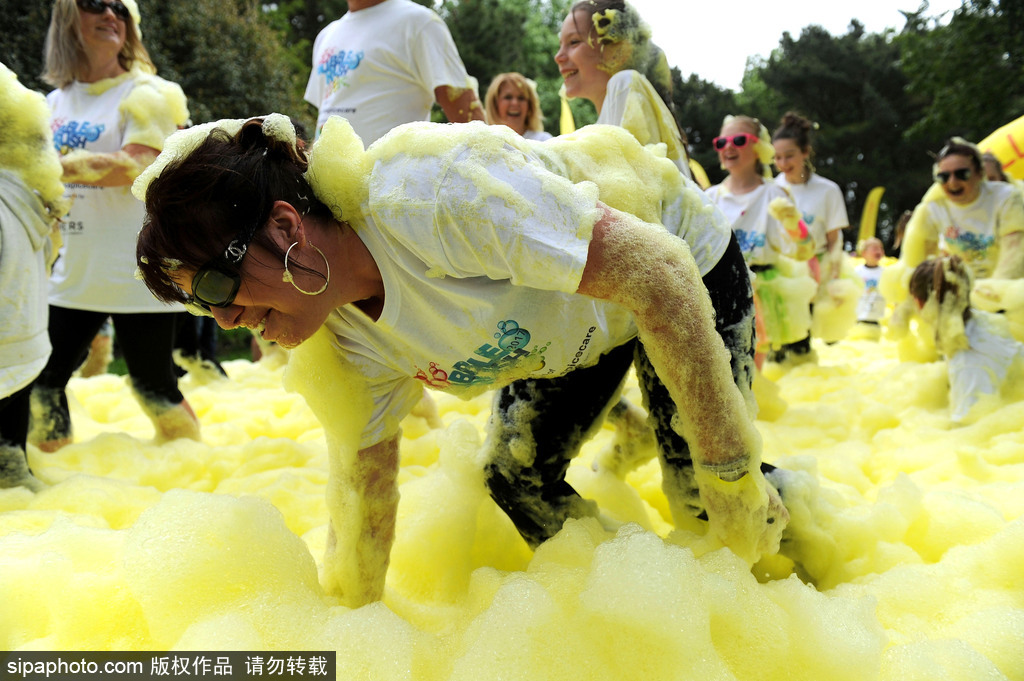 重回童年！英國舉行五彩泡泡跑 體驗最開心五公里