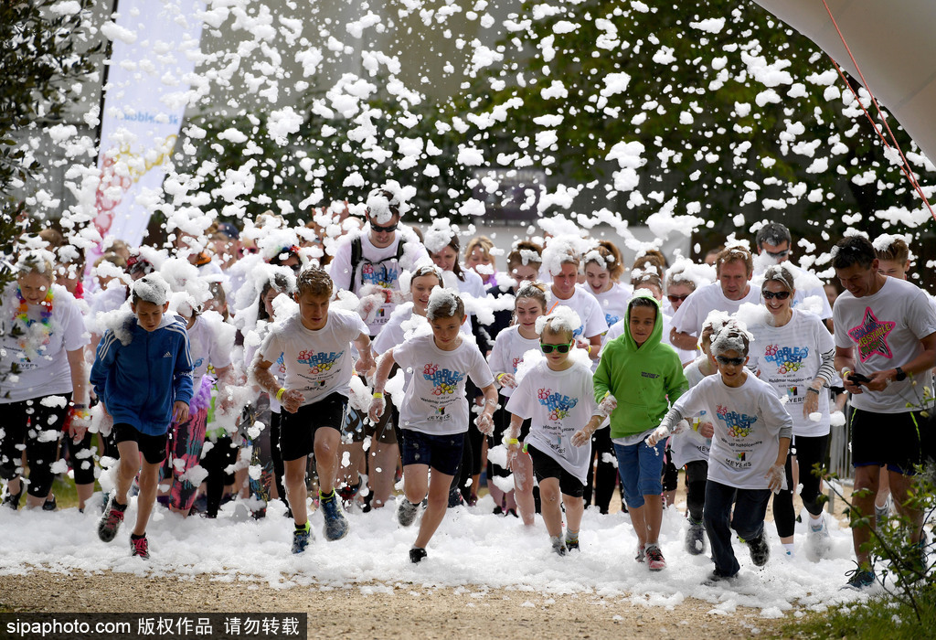 重回童年！英國舉行五彩泡泡跑 體驗最開心五公里