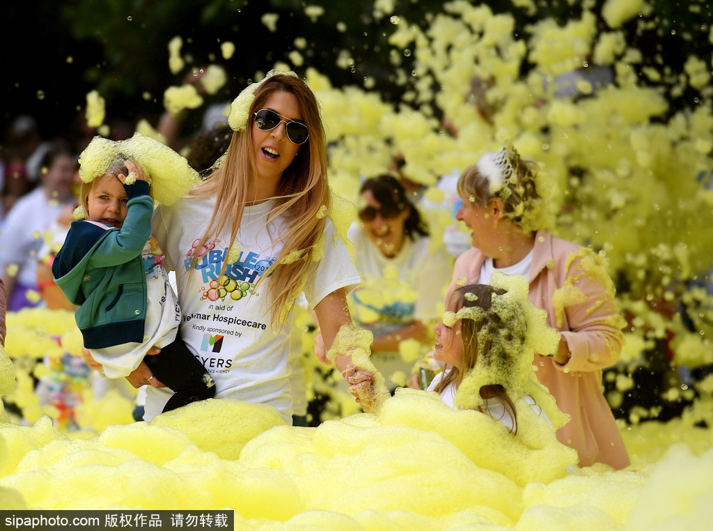 重回童年！英國(guó)舉行五彩泡泡跑 體驗(yàn)最開心五公里