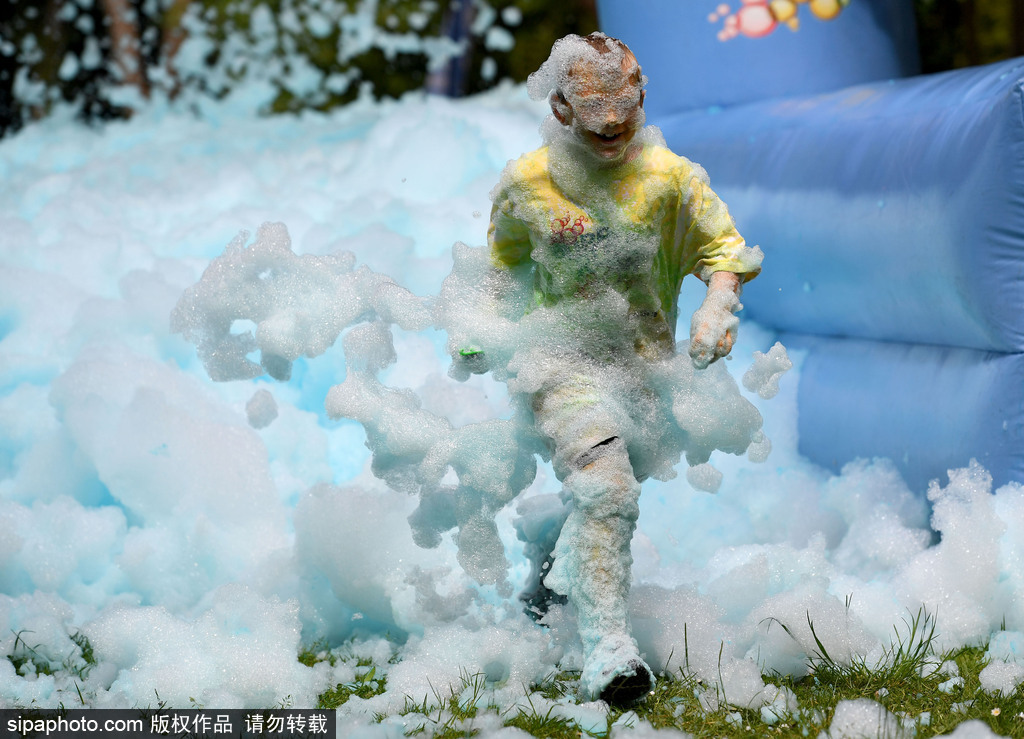 重回童年！英國舉行五彩泡泡跑 體驗最開心五公里