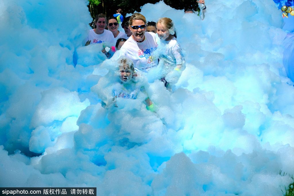 重回童年！英國舉行五彩泡泡跑 體驗最開心五公里