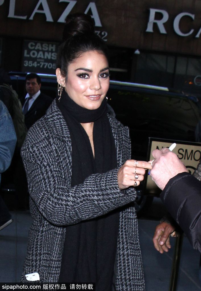 凡妮莎-哈金斯大衣圍巾包裹嚴實 與粉絲街頭合影顯親昵