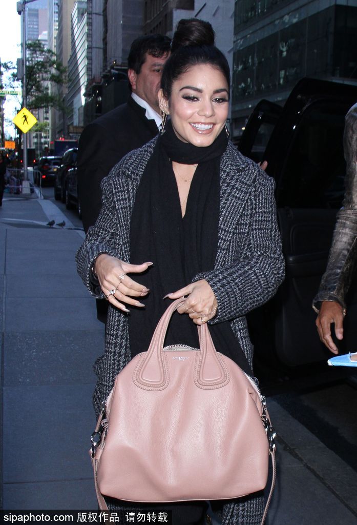 凡妮莎-哈金斯大衣圍巾包裹嚴實 與粉絲街頭合影顯親昵