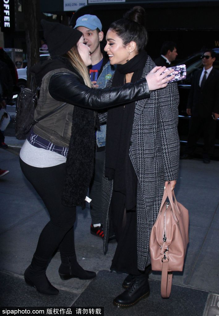 凡妮莎-哈金斯大衣圍巾包裹嚴(yán)實(shí) 與粉絲街頭合影顯親昵