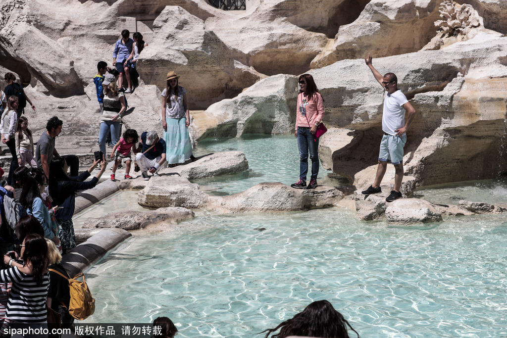 意大利著名景點特萊維噴泉“爬”滿游客 只為拍到完美的照片