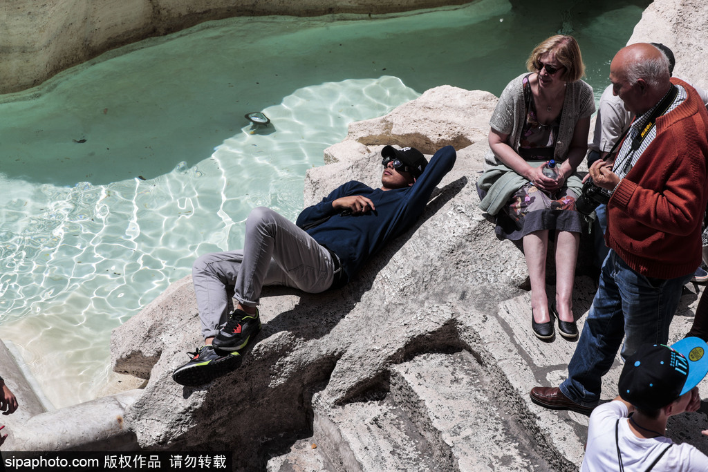 意大利著名景點特萊維噴泉“爬”滿游客 只為拍到完美的照片