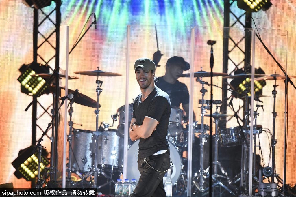 “情歌王子”安立奎演唱會(huì) 活力四射hold住全場