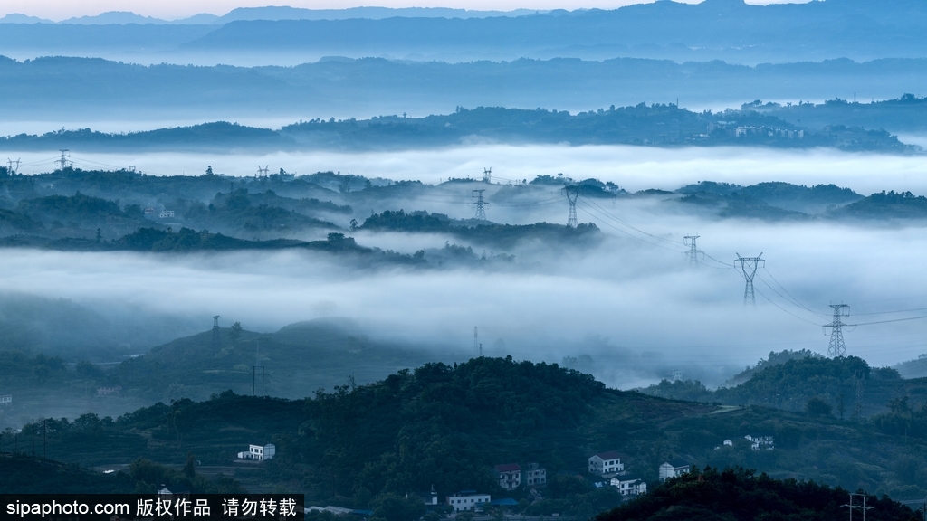 重慶：云蒸霞蔚山村美 朝霞白云入畫來