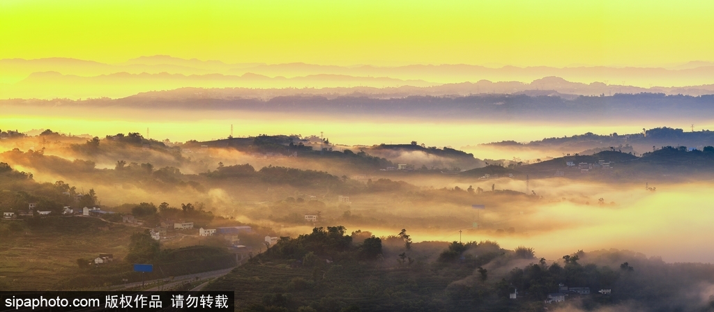 重慶：云蒸霞蔚山村美 朝霞白云入畫來