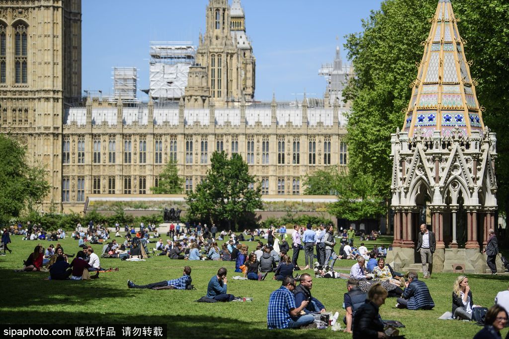 夏初季節 倫敦民眾扎堆聚集公園草地享受日光浴