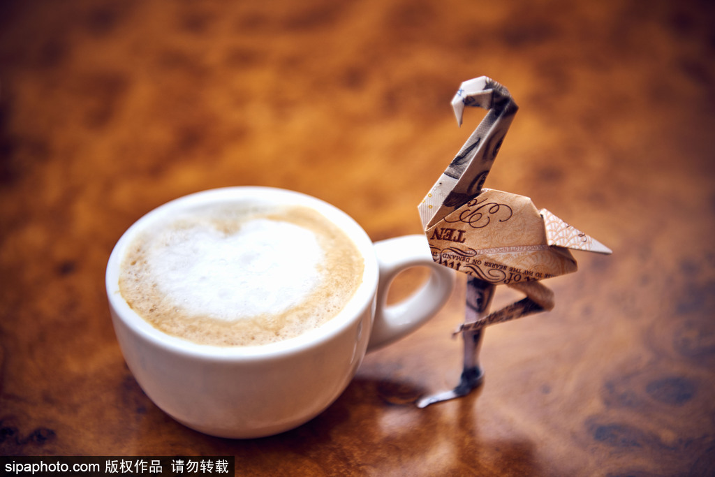 愛(ài)錢又耿直的英國(guó)人 購(gòu)物中心布置“英鎊紙鶴”為民眾制造驚喜