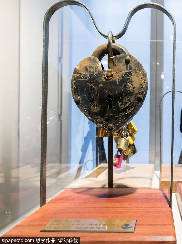 不堪重負！法國巴黎情人橋愛情鎖將全部拆除拍賣