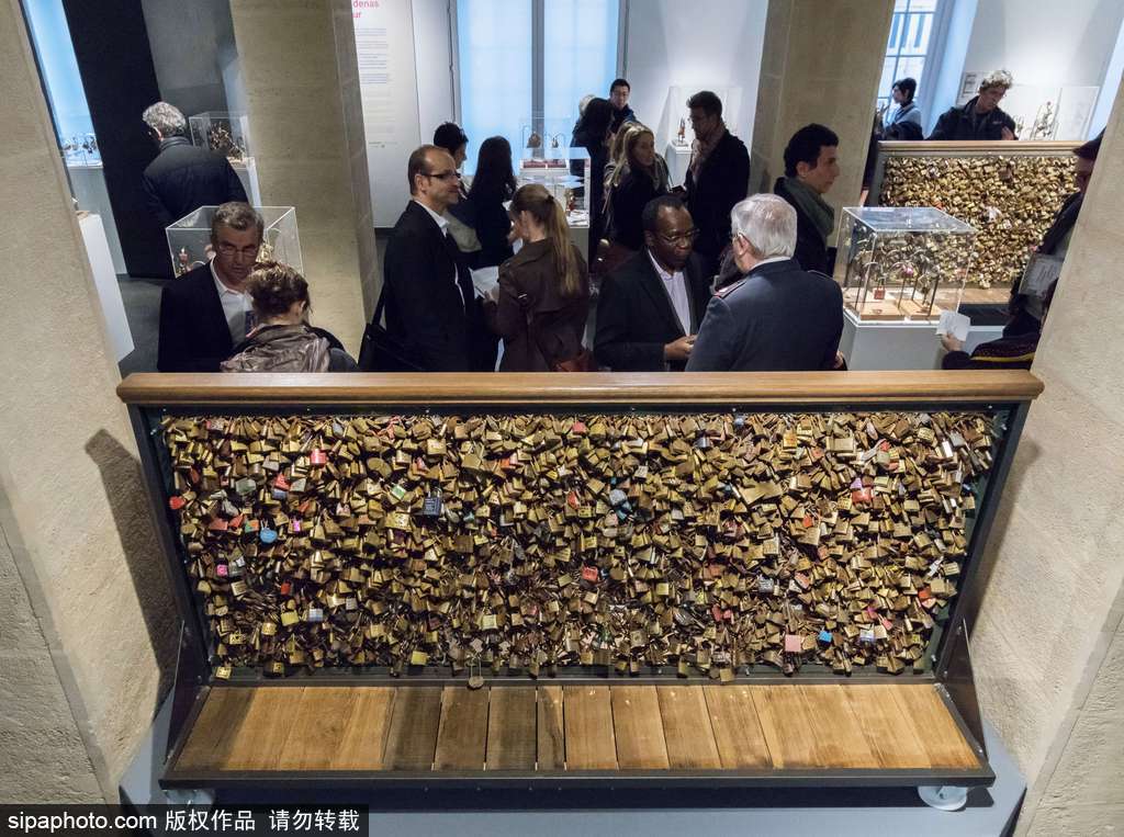 不堪重負！法國巴黎情人橋愛情鎖將全部拆除拍賣