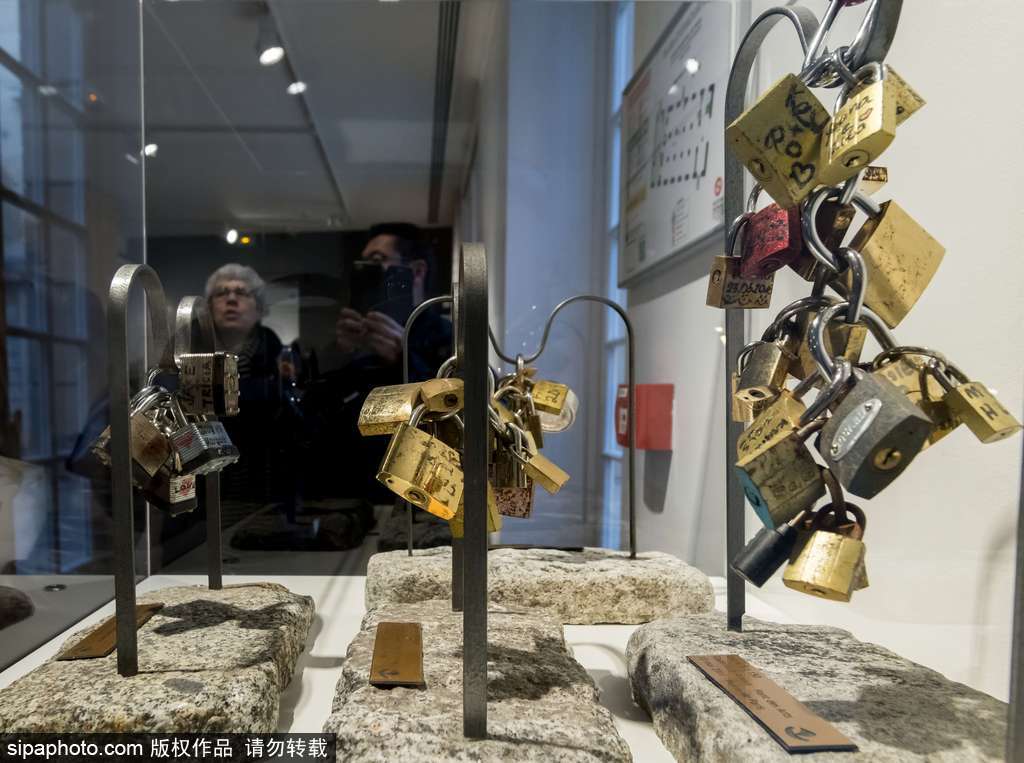 不堪重負(fù)！法國巴黎情人橋愛情鎖將全部拆除拍賣