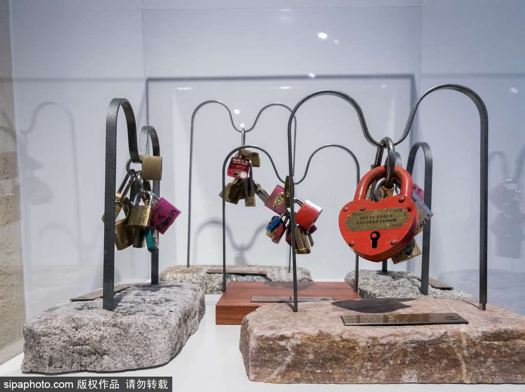 不堪重負！法國巴黎情人橋愛情鎖將全部拆除拍賣