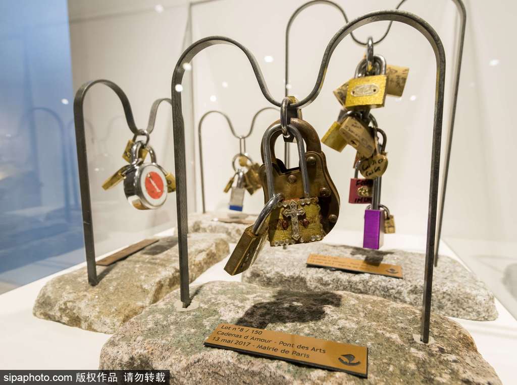 不堪重負(fù)！法國(guó)巴黎情人橋愛(ài)情鎖將全部拆除拍賣(mài)