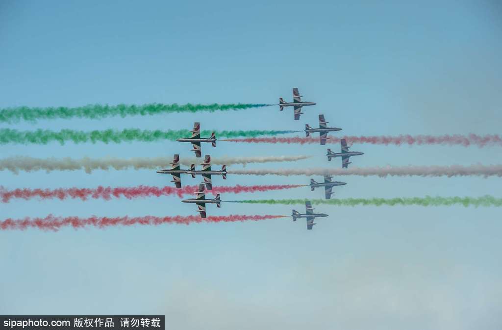 意大利“三色箭”特技飛行表演隊上演空中芭蕾 慶祝圣尼古拉斯節(jié)來臨