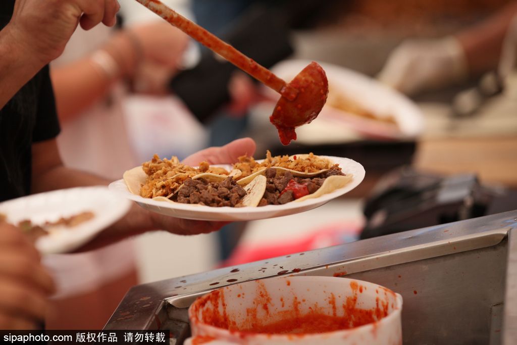 載歌載舞放飛自我 美國丹佛墨西哥裔民眾慶祝五月五日節