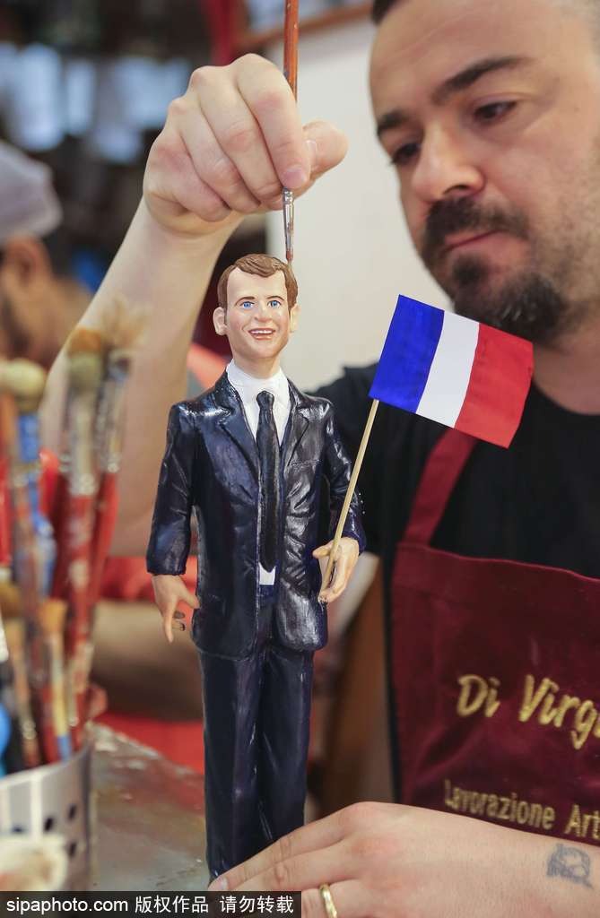 馬克龍當選法國總統 意大利工匠制作手工雕像栩栩如生