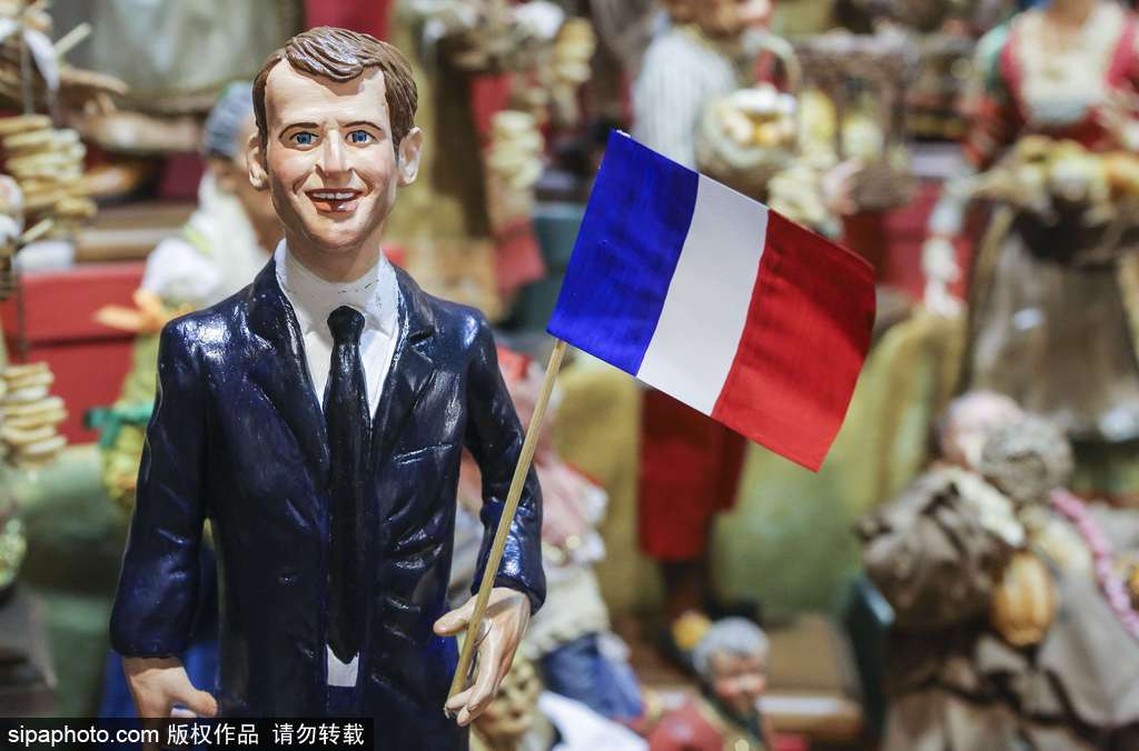 馬克龍當選法國總統 意大利工匠制作手工雕像栩栩如生