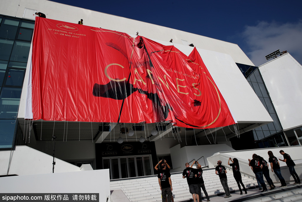 70屆戛納電影節前瞻準備 巨幅海報懸掛完畢
