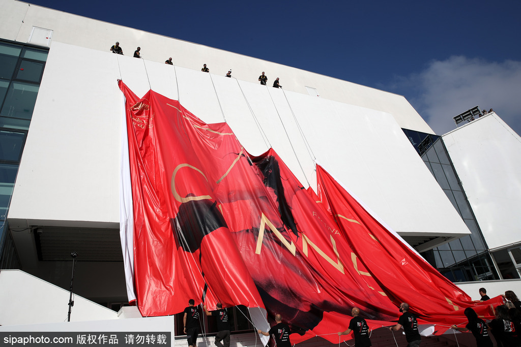 70屆戛納電影節(jié)前瞻準備 巨幅海報懸掛完畢