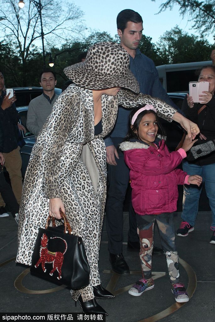 Gaga一身豹紋裝現身 戴大檐帽疑似素顏出鏡