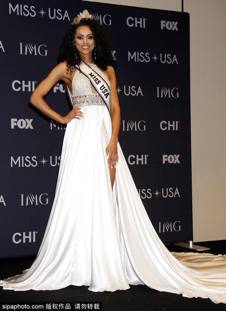 2017美國小姐冠軍出席發(fā)布會(huì) 一襲白色長(zhǎng)裙性感優(yōu)雅