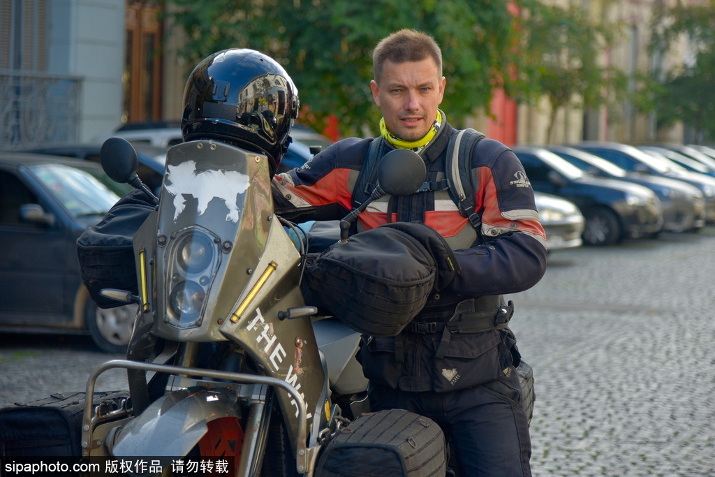 住在摩托車上的環球旅行 俄羅斯旅行家穿行62個國家